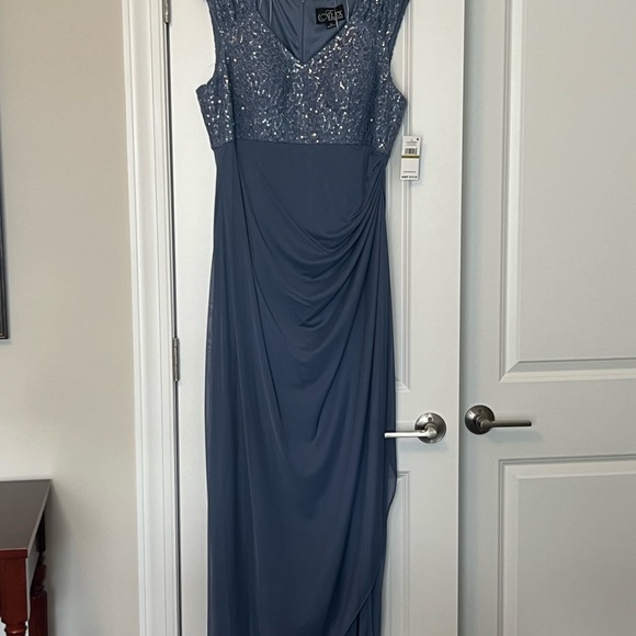 Lovely blue gown by Alex Evenings - Picture 4 of 10